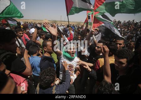 (190515) -- GAZA, 15 mai 2019 -- des manifestants palestiniens s'affrontent avec des troupes israéliennes à la frontière Gaza-Israël, à l'est de la ville de Khan Younis, dans le sud de la bande de Gaza, le 15 mai 2019. Au moins 65 Palestiniens ont été blessés mercredi lors d'affrontements avec des soldats israéliens stationnés à la frontière entre l'est de la bande de Gaza et Israël, ont déclaré les médecins. MIDEAST-GAZA-AFFRONTEMENTS KhaledxOmar PUBLICATIONxNOTxINxCHN Banque D'Images