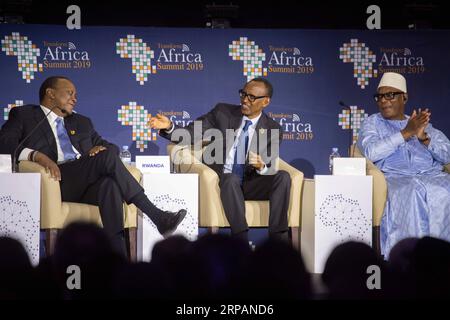 (190515) -- KIGALI, le 15 mai 2019 -- le président rwandais Paul Kagame (C) s'entretient avec le président kenyan Uhuru Kenyatta (1e L) et le président malien Ibrahim Boubacar Keita lors de la 5e édition du Sommet Transform Africa à Kigali, capitale du Rwanda, le 15 mai 2019. Le sommet se déroule jusqu'à vendredi et a réuni environ 4 000 participants, dont des décideurs politiques, des régulateurs, de jeunes innovateurs et des fonctionnaires d'Afrique et d'ailleurs, qui devraient discuter de la façon de tirer parti des technologies de l'information et de la communication pour stimuler l'économie du continent. RWANDA-KIGALI-TRANSFORM AFRICA S Banque D'Images