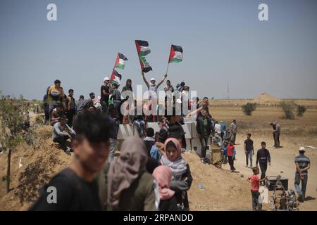 (190515) -- GAZA, 15 mai 2019 -- des manifestants palestiniens s'affrontent avec des troupes israéliennes à la frontière Gaza-Israël, à l'est de la ville de Khan Younis, dans le sud de la bande de Gaza, le 15 mai 2019. Au moins 65 Palestiniens ont été blessés mercredi lors d'affrontements avec des soldats israéliens stationnés à la frontière entre l'est de la bande de Gaza et Israël, ont déclaré les médecins. MIDEAST-GAZA-AFFRONTEMENTS KhaledxOmar PUBLICATIONxNOTxINxCHN Banque D'Images