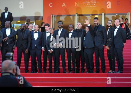 190516 -- CANNES, le 16 mai 2019 Xinhua -- le réalisateur Ladj LY C et d'autres acteurs posent sur le tapis rouge pour la première du film les Misérables au 72e Festival de Cannes à Cannes, France, le 15 mai 2019. Le 72e Festival de Cannes se tient ici du 14 au 25 mai. Xinhua/Zhang Cheng FRANCE-CANNES-FILM LES MISÉRABLES -PREMIERE PUBLICATIONxNOTxINxCHN Banque D'Images