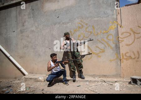 (190515) -- TRIPOLI, le 15 mai 2019 -- des combattants des forces du gouvernement libyen soutenu par l'ONU sont vus lors d'affrontements avec les troupes de l'Armée nationale libyenne (ANL) sur la ligne de front Al-Sawani près de l'aéroport de Tripoli à Tripoli, Libye, le 15 mai 2019. Le gouvernement libyen soutenu par l'ONU a salué mercredi l'appel de l'Union européenne (UE) en faveur d'un cessez-le-feu à Tripoli, qui est témoin de violents affrontements entre le gouvernement et l'armée basée à l'est pour le contrôle de la ville. LIBYE-TRIPOLI-CONFLIT AmruxSalahuddien PUBLICATIONxNOTxINxCHN Banque D'Images