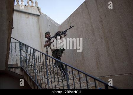 (190515) -- TRIPOLI, le 15 mai 2019 -- Un combattant des forces du gouvernement libyen soutenu par l'ONU tire sur les troupes de l'Armée nationale libyenne (ANL) sur la ligne de front Al-Sawani près de l'aéroport de Tripoli, en Libye, le 15 mai 2019. Le gouvernement libyen soutenu par l'ONU a salué mercredi l'appel de l'Union européenne (UE) en faveur d'un cessez-le-feu à Tripoli, qui est témoin de violents affrontements entre le gouvernement et l'armée basée à l'est pour le contrôle de la ville. LIBYE-TRIPOLI-CONFLIT AmruxSalahuddien PUBLICATIONxNOTxINxCHN Banque D'Images