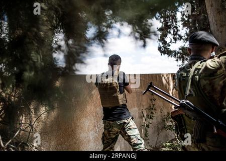 (190515) -- TRIPOLI, 15 mai 2019 -- des combattants des forces du gouvernement libyen soutenu par l'ONU tirent sur les troupes de l'Armée nationale libyenne (ANL) sur la ligne de front Al-Sawani près de l'aéroport de Tripoli, à Tripoli, Libye, le 15 mai 2019. Le gouvernement libyen soutenu par l'ONU a salué mercredi l'appel de l'Union européenne (UE) en faveur d'un cessez-le-feu à Tripoli, qui est témoin de violents affrontements entre le gouvernement et l'armée basée à l'est pour le contrôle de la ville. LIBYE-TRIPOLI-CONFLIT AmruxSalahuddien PUBLICATIONxNOTxINxCHN Banque D'Images