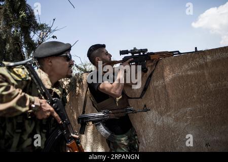 (190515) -- TRIPOLI, 15 mai 2019 -- des combattants des forces du gouvernement libyen soutenu par l'ONU tirent sur les troupes de l'Armée nationale libyenne (ANL) sur la ligne de front Al-Sawani près de l'aéroport de Tripoli, à Tripoli, Libye, le 15 mai 2019. Le gouvernement libyen soutenu par l'ONU a salué mercredi l'appel de l'Union européenne (UE) en faveur d'un cessez-le-feu à Tripoli, qui est témoin de violents affrontements entre le gouvernement et l'armée basée à l'est pour le contrôle de la ville. LIBYE-TRIPOLI-CONFLIT AmruxSalahuddien PUBLICATIONxNOTxINxCHN Banque D'Images