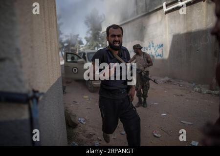 (190515) -- TRIPOLI, le 15 mai 2019 -- des combattants des forces du gouvernement libyen soutenu par l'ONU sont vus lors d'affrontements avec les troupes de l'Armée nationale libyenne (ANL) sur la ligne de front Al-Sawani près de l'aéroport de Tripoli à Tripoli, Libye, le 15 mai 2019. Le gouvernement libyen soutenu par l'ONU a salué mercredi l'appel de l'Union européenne (UE) en faveur d'un cessez-le-feu à Tripoli, qui est témoin de violents affrontements entre le gouvernement et l'armée basée à l'est pour le contrôle de la ville. LIBYE-TRIPOLI-CONFLIT AmruxSalahuddien PUBLICATIONxNOTxINxCHN Banque D'Images