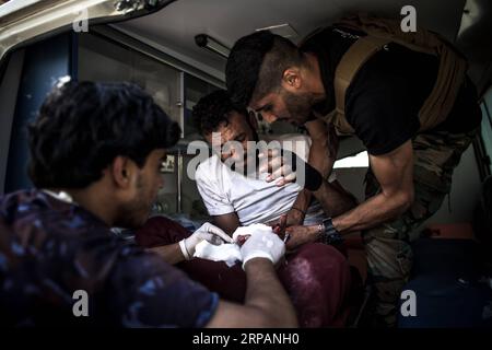 (190515) -- TRIPOLI, le 15 mai 2019 -- Un combattant blessé des forces du gouvernement libyen soutenu par l'ONU reçoit un traitement lors d'affrontements avec les troupes de l'Armée nationale libyenne (ANL) sur la ligne de front Al-Sawani près de l'aéroport de Tripoli, en Libye, le 15 mai 2019. Le gouvernement libyen soutenu par l'ONU a salué mercredi l'appel de l'Union européenne (UE) en faveur d'un cessez-le-feu à Tripoli, qui est témoin de violents affrontements entre le gouvernement et l'armée basée à l'est pour le contrôle de la ville. LIBYE-TRIPOLI-CONFLIT AmruxSalahuddien PUBLICATIONxNOTxINxCHN Banque D'Images