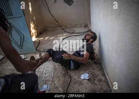 (190515) -- TRIPOLI, le 15 mai 2019 -- Un combattant des forces du gouvernement libyen soutenu par l'ONU est vu blessé lors d'affrontements avec les troupes de l'Armée nationale libyenne (ANL) sur la ligne de front Al-Sawani près de l'aéroport de Tripoli, en Libye, le 15 mai 2019. Le gouvernement libyen soutenu par l'ONU a salué mercredi l'appel de l'Union européenne (UE) en faveur d'un cessez-le-feu à Tripoli, qui est témoin de violents affrontements entre le gouvernement et l'armée basée à l'est pour le contrôle de la ville. LIBYE-TRIPOLI-CONFLIT AmruxSalahuddien PUBLICATIONxNOTxINxCHN Banque D'Images