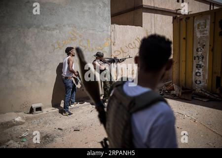 (190515) -- TRIPOLI, 15 mai 2019 -- des combattants des forces du gouvernement libyen soutenu par l'ONU tirent sur les troupes de l'Armée nationale libyenne (ANL) sur la ligne de front Al-Sawani près de l'aéroport de Tripoli, à Tripoli, Libye, le 15 mai 2019. Le gouvernement libyen soutenu par l'ONU a salué mercredi l'appel de l'Union européenne (UE) en faveur d'un cessez-le-feu à Tripoli, qui est témoin de violents affrontements entre le gouvernement et l'armée basée à l'est pour le contrôle de la ville. LIBYE-TRIPOLI-CONFLIT AmruxSalahuddien PUBLICATIONxNOTxINxCHN Banque D'Images