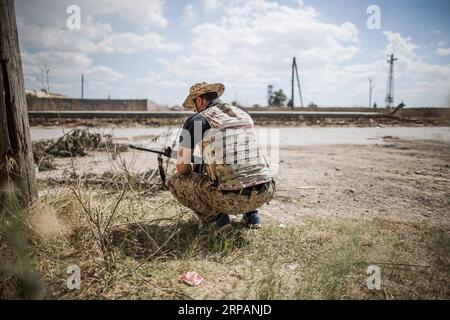 (190516) -- TRIPOLI, 16 mai 2019 (Xinhua) -- Un combattant des forces du gouvernement libyen soutenu par l'ONU a été vu lors d'affrontements avec les troupes de l'Armée nationale libyenne (ANL) sur la ligne de front Al-Sawani près de l'aéroport de Tripoli, en Libye, le 15 mai 2019. Le gouvernement libyen soutenu par les Nations Unies a salué mercredi l'appel de l'Union européenne (UE) en faveur d'un cessez-le-feu dans la capitale Tripoli, qui est témoin d'affrontements violents entre le gouvernement et l'armée basée à l'est pour le contrôle de la ville. (Xinhua/Amru Salahuddien) LIBYE-TRIPOLI-CONFLIT PUBLICATIONxNOTxINxCHN Banque D'Images