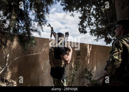 (190516) -- TRIPOLI, 16 mai 2019 (Xinhua) -- des combattants des forces du gouvernement libyen soutenu par l'ONU sont vus lors d'affrontements avec les troupes de l'Armée nationale libyenne (ANL) sur la ligne de front Al-Sawani près de l'aéroport de Tripoli, en Libye, le 15 mai 2019. Le gouvernement libyen soutenu par les Nations Unies a salué mercredi l'appel de l'Union européenne (UE) en faveur d'un cessez-le-feu dans la capitale Tripoli, qui est témoin d'affrontements violents entre le gouvernement et l'armée basée à l'est pour le contrôle de la ville. (Xinhua/Amru Salahuddien) LIBYE-TRIPOLI-CONFLIT PUBLICATIONxNOTxINxCHN Banque D'Images