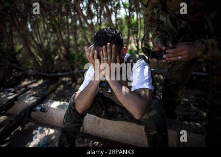 (190516) -- TRIPOLI, 16 mai 2019 (Xinhua) -- Un combattant des forces du gouvernement libyen soutenu par l'ONU réagit après que l'un de ses camarades a été tué lors d'affrontements avec les troupes de l'Armée nationale libyenne (ANL) sur la ligne de front Al-Sawani près de l'aéroport de Tripoli, en Libye, le 15 mai 2019. Le gouvernement libyen soutenu par les Nations Unies a salué mercredi l'appel de l'Union européenne (UE) en faveur d'un cessez-le-feu dans la capitale Tripoli, qui est témoin d'affrontements violents entre le gouvernement et l'armée basée à l'est pour le contrôle de la ville. (Xinhua/Amru Salahuddien) LIBYE-TRIPOLI-CONFLIT PUBLICATIONxNOTxINxCHN Banque D'Images