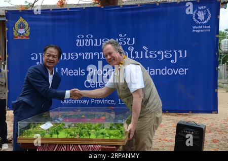 (190516) -- OUDOMXAY, le 16 mai 2019 -- David Beasley (R), directeur exécutif du Programme alimentaire mondial (PAM), serre la main de Khamphay Sisavahn, vice-ministre lao de l'éducation et des sports, lors d'une cérémonie de remise du programme d'alimentation scolaire à Oudomxay, Laos, le 15 mai 2019. Le PAM a remis son programme d'alimentation scolaire dans plus de 500 écoles au gouvernement lao. Une cérémonie a eu lieu mercredi à l'école du village de Bor à Oudomxay, à environ 310 km au nord de Vientiane, la capitale lao, où le PAM fournira 40 000 assiettes de nourriture par an aux 200 élèves de l'école. Chanthaphone) Banque D'Images