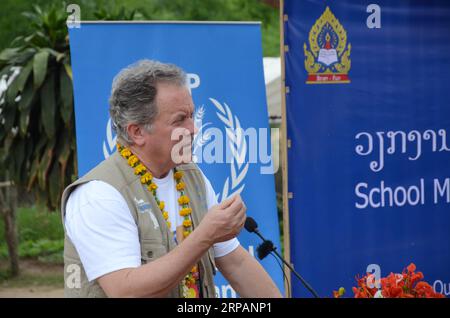 (190516) -- OUDOMXAY, le 16 mai 2019 -- David Beasley, directeur exécutif du Programme alimentaire mondial (PAM), prend la parole lors d'une cérémonie de remise du programme d'alimentation scolaire à Oudomxay, Laos, le 15 mai 2019. Le PAM a remis son programme d'alimentation scolaire dans plus de 500 écoles au gouvernement lao. Une cérémonie a eu lieu mercredi à l'école du village de Bor à Oudomxay, à environ 310 km au nord de Vientiane, la capitale lao, où le PAM fournira 40 000 assiettes de nourriture par an aux 200 élèves de l'école. Chanthaphone) LAOS-OUDOMXAY-WFP-CÉRÉMONIE DE REMISE Pocky PUBLICATIONxNOTxINxCHN Banque D'Images