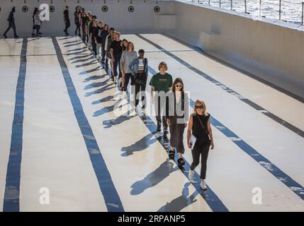 (190516) -- SYDNEY, 16 mai 2019 (Xinhua) -- les mannequins répètent avant le spectacle Ten PIECES lors de la Mercedes-Benz Fashion week Australia à Sydney, Australie, le 16 mai 2019. La Mercedes-Benz Fashion week Australia se tient ici du 12 au 17 mai. (Xinhua/Zhu Hongye) AUSTRALIE-SYDNEY-FASHION WEEK PUBLICATIONxNOTxINxCHN Banque D'Images