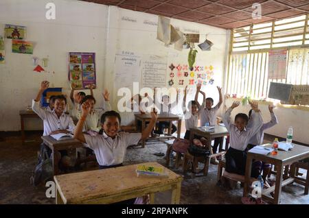 (190516) -- OUDOMXAY, le 16 mai 2019 -- des élèves posent pour une photo à l'école du village de Bor à Oudomxay, Laos, le 15 mai 2019. Le PAM a remis son programme d'alimentation scolaire dans plus de 500 écoles au gouvernement lao. Une cérémonie a eu lieu mercredi à l'école du village de Bor à Oudomxay, à environ 310 km au nord de Vientiane, la capitale lao, où le PAM fournira 40 000 assiettes de nourriture par an aux 200 élèves de l'école. Chanthaphone) LAOS-OUDOMXAY-WFP-CÉRÉMONIE DE REMISE Pocky PUBLICATIONxNOTxINxCHN Banque D'Images