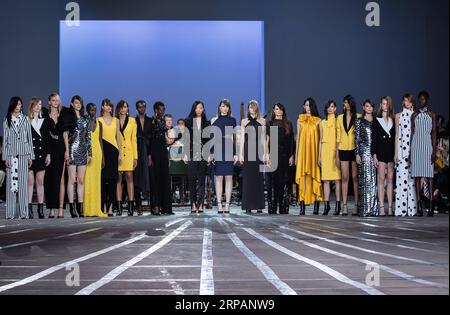 (190516) -- SYDNEY, 16 mai 2019 (Xinhua) -- des mannequins présentent des créations de Carla Zampatti lors de la Fashion week Australia à Sydney, Australie, le 16 mai 2019. (Xinhua/Zhu Hongye) AUSTRALIE-SYDNEY-FASHION WEEK PUBLICATIONxNOTxINxCHN Banque D'Images