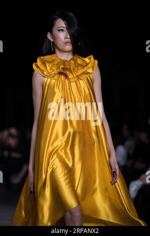(190516) -- SYDNEY, 16 mai 2019 (Xinhua) -- Un mannequin montre une création de Carla Zampatti lors de la Fashion week Australia à Sydney, Australie, le 16 mai 2019. (Xinhua/Zhu Hongye) AUSTRALIE-SYDNEY-FASHION WEEK PUBLICATIONxNOTxINxCHN Banque D'Images