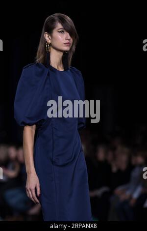 (190516) -- SYDNEY, 16 mai 2019 (Xinhua) -- Un mannequin montre une création de Carla Zampatti lors de la Fashion week Australia à Sydney, Australie, le 16 mai 2019. (Xinhua/Zhu Hongye) AUSTRALIE-SYDNEY-FASHION WEEK PUBLICATIONxNOTxINxCHN Banque D'Images