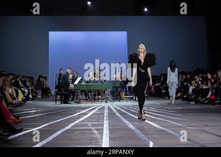 (190516) -- SYDNEY, 16 mai 2019 (Xinhua) -- Un mannequin montre une création de Carla Zampatti lors de la Fashion week Australia à Sydney, Australie, le 16 mai 2019. (Xinhua/Zhu Hongye) AUSTRALIE-SYDNEY-FASHION WEEK PUBLICATIONxNOTxINxCHN Banque D'Images