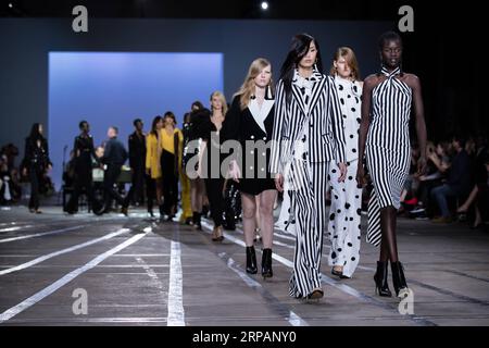 (190516) -- SYDNEY, 16 mai 2019 (Xinhua) -- des mannequins présentent des créations de Carla Zampatti lors de la Fashion week Australia à Sydney, Australie, le 16 mai 2019. (Xinhua/Zhu Hongye) AUSTRALIE-SYDNEY-FASHION WEEK PUBLICATIONxNOTxINxCHN Banque D'Images