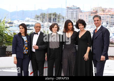 (190516) -- CANNES, 16 mai 2019 (Xinhua) -- (G-D) l'actrice Hiam Abbass, la scénariste Yasmina Khadra, la réalisatrice Elea Gobbe-Mevellec, l'actrice Zita Hanrot, le réalisateur Zabou Breitman et l'acteur Simon Abkarian posent lors d'un photocall pour le film les Hirondelles de Kaboul projeté dans la section un certain regard lors du 72e Festival de Cannes, France, le 16 mai 2019. (Xinhua/Zhang Cheng) FRANCE-CANNES-FILM FESTIVAL-PHOTOCALL-LES HIRONDELLES DE KABOUL PUBLICATIONxNOTxINxCHN Banque D'Images