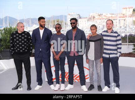 (190516) -- CANNES, 16 mai 2019 (Xinhua) -- les acteurs des Misérables posent lors d'un photocall au 72e Festival de Cannes, France, le 16 mai 2019. Le film les Misérables du réalisateur français Ladj Ly concourra pour la Palme d or avec 20 autres longs métrages lors du 72e Festival de Cannes qui se tiendra du 14 au 25 mai. (Xinhua/Gao Jing) FRANCE-CANNES-FILM FESTIVAL-PHOTOCALL-LES MISÉRABLES PUBLICATIONxNOTxINxCHN Banque D'Images