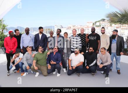 (190516) -- CANNES, 16 mai 2019 (Xinhua) -- les acteurs des Misérables posent lors d'un photocall au 72e Festival de Cannes, France, le 16 mai 2019. Le film les Misérables du réalisateur français Ladj Ly concourra pour la Palme d or avec 20 autres longs métrages lors du 72e Festival de Cannes qui se tiendra du 14 au 25 mai. (Xinhua/Gao Jing) FRANCE-CANNES-FILM FESTIVAL-PHOTOCALL-LES MISÉRABLES PUBLICATIONxNOTxINxCHN Banque D'Images