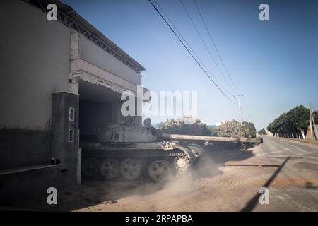 (190516) -- TRIPOLI, le 16 mai 2019 -- Un char des forces gouvernementales soutenues par l'ONU est vu sur la ligne de front d'Al-Sawani près de l'aéroport de Tripoli, à Tripoli, en Libye, le 16 mai 2019. Au moins six civils auraient été tués et cinq autres blessés dans une frappe aérienne apparente dans des zones peuplées de Tripoli, la capitale libyenne, a déclaré jeudi Stéphane Dujarric, porte-parole du Secrétaire général des Nations Unies Antonio Guterres. LIBYE-TRIPOLI-CONFLIT AmruxSalahuddien PUBLICATIONxNOTxINxCHN Banque D'Images