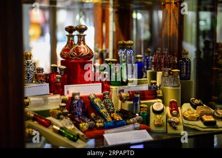 (190517) -- PÉKIN, 17 mai 2019 (Xinhua) -- une photo prise le 18 mai 2017 montre des expositions au First South African Perfume Museum au Cap, en Afrique du Sud. Samedi marque la Journée internationale des musées. (Xinhua/Zhai Jianlan) JOURNÉE INTERNATIONALE DES MUSÉES PUBLICATIONxNOTxINxCHN Banque D'Images