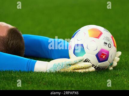 Officiel DFL Bundesliga Game ball Derbystar Bundesliga brillant APS v23 Spielball 2023/2024, Matchball, balle en cuir, football, dans le match BORUSSIA DORMUND - 1. FC HEIDENHEIM 2-2 le 1 septembre 2023 à Dortmund, Allemagne. Saison 2023/2024, 1.Bundesliga, BVB, Matchday 3, 3.Spieltag © Peter Schatz / Alamy Live News - LA RÉGLEMENTATION DFL INTERDIT TOUTE UTILISATION DE PHOTOGRAPHIES comme SÉQUENCES D'IMAGES et/ou QUASI-VIDÉO - Banque D'Images