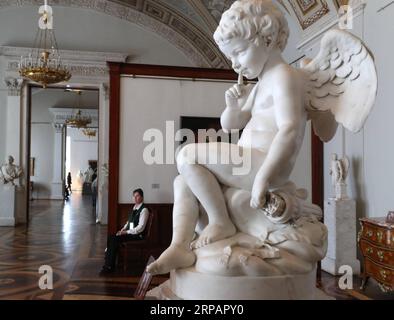 (190517) -- PÉKIN, 17 mai 2019 -- une photo prise le 15 mai 2019 montre une sculpture de cupidon au Musée de l'Ermitage à St. Petersburg, Russie. Samedi marque la Journée internationale des musées. Lu Jinbo) JOURNÉE INTERNATIONALE DES MUSÉES lujinbo PUBLICATIONxNOTxINxCHN Banque D'Images