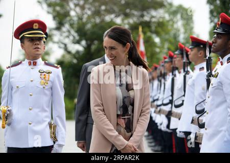 Actualités Themen der Woche KW20 Actualités Bilder des Tages 190517 -- SINGAPOUR, le 17 mai 2019 -- la première ministre de la Nouvelle-Zélande, Jacinda Ardern, assiste à la cérémonie de bienvenue qui s est tenue à l Istana de Singapour, le 17 mai 2019. Jacinda Ardern est en visite officielle d'une journée à Singapour Singapour-POLITIQUE-NOUVELLE-ZÉLANDE-CÉRÉMONIE D'ACCUEIL ThenxChihxWey PUBLICATIONxNOTxINxCHN Banque D'Images