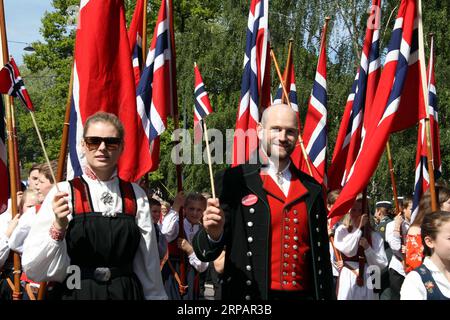 (190517) -- OSLO, 17 mai 2019 (Xinhua) -- défilé populaire pour célébrer le jour de la Constitution norvégienne à Oslo, capitale de la Norvège, le 17 mai 2019. (Xinhua/Zhang Shuhui) NORVÈGE-OSLO-CONSTITUTION DAY PUBLICATIONxNOTxINxCHN Banque D'Images
