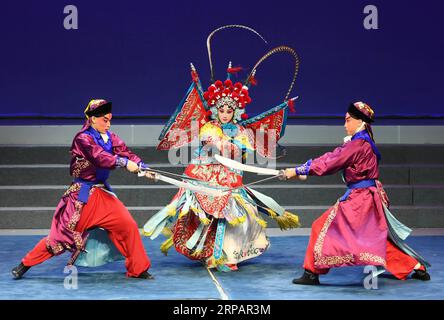 (190517) -- BEIJING, 17 mai 2019 (Xinhua) -- des étudiants de l'Académie centrale d'art dramatique interprètent l'opéra de Pékin lors de la cérémonie d'ouverture du 11e Forum international du Centre asiatique d'éducation théâtrale à Beijing, capitale de la Chine, le 17 mai 2019. Le forum, qui fait partie des expositions de la série des civilisations asiatiques de la Conférence sur le dialogue des civilisations asiatiques (CDAC), a débuté ici vendredi. (Xinhua/Zhang Chenlin) (CDAC)CHINE-BEIJING-ASIE Theatre EDUCATION-FORUM(CN) PUBLICATIONxNOTxINxCHN Banque D'Images