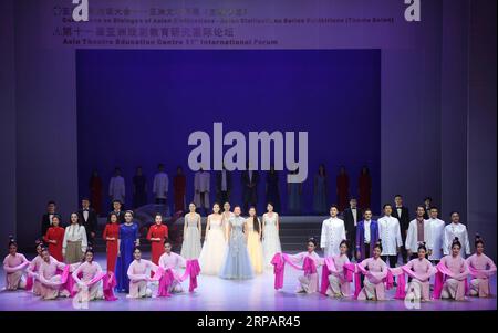 (190517) -- BEIJING, 17 mai 2019 (Xinhua) -- des étudiants de l'Académie centrale d'art dramatique se produisent lors de la cérémonie d'ouverture du 11e Forum international du Centre asiatique d'éducation théâtrale à Beijing, capitale de la Chine, le 17 mai 2019. Le forum, qui fait partie des expositions de la série des civilisations asiatiques de la Conférence sur le dialogue des civilisations asiatiques (CDAC), a débuté ici vendredi. (Xinhua/Zhang Chenlin) (CDAC)CHINE-BEIJING-ASIE Theatre EDUCATION-FORUM(CN) PUBLICATIONxNOTxINxCHN Banque D'Images