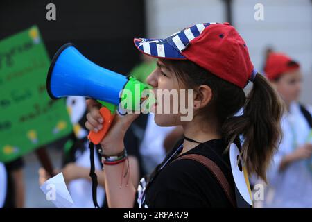 (190517) -- ATHÈNES, 17 mai 2019 -- Une fille chante des slogans lors d'une manifestation contre le changement climatique à Athènes, Grèce, le 17 mai 2019. Des étudiants grecs ont rejoint un mouvement international de jeunes protestant contre le changement climatique récemment, alors qu'ils marchaient pour la protection de l'environnement dans le centre d'Athènes vendredi. GRÈCE-ATHÈNES-ÉTUDIANTS-DÉMONSTRATION-CHANGEMENT CLIMATIQUE MARIOSXLOLOS PUBLICATIONXNOTXINXCHN Banque D'Images