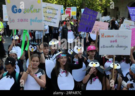 (190517) -- ATHÈNES, 17 mai 2019 -- des étudiants brandissent des pancartes et chantent des slogans lors d'une manifestation de protestation contre le changement climatique à Athènes, Grèce, le 17 mai 2019. Des étudiants grecs ont rejoint un mouvement international de jeunes protestant contre le changement climatique récemment, alors qu'ils marchaient pour la protection de l'environnement dans le centre d'Athènes vendredi. GRÈCE-ATHÈNES-ÉTUDIANTS-DÉMONSTRATION-CHANGEMENT CLIMATIQUE MARIOSXLOLOS PUBLICATIONXNOTXINXCHN Banque D'Images