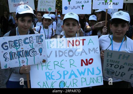 (190517) -- ATHÈNES, 17 mai 2019 -- des étudiants brandissent des pancartes lors d'une manifestation de protestation contre le changement climatique à Athènes, en Grèce, le 17 mai 2019. Des étudiants grecs ont rejoint un mouvement international de jeunes protestant contre le changement climatique récemment, alors qu'ils marchaient pour la protection de l'environnement dans le centre d'Athènes vendredi. GRÈCE-ATHÈNES-ÉTUDIANTS-DÉMONSTRATION-CHANGEMENT CLIMATIQUE MARIOSXLOLOS PUBLICATIONXNOTXINXCHN Banque D'Images