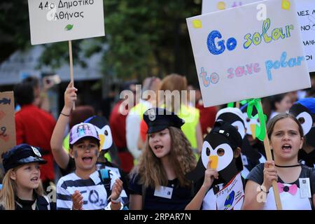 (190517) -- ATHÈNES, 17 mai 2019 -- des étudiants brandissent des pancartes et chantent des slogans lors d'une manifestation de protestation contre le changement climatique à Athènes, Grèce, le 17 mai 2019. Des étudiants grecs ont rejoint un mouvement international de jeunes protestant contre le changement climatique récemment, alors qu'ils marchaient pour la protection de l'environnement dans le centre d'Athènes vendredi. GRÈCE-ATHÈNES-ÉTUDIANTS-DÉMONSTRATION-CHANGEMENT CLIMATIQUE MARIOSXLOLOS PUBLICATIONXNOTXINXCHN Banque D'Images