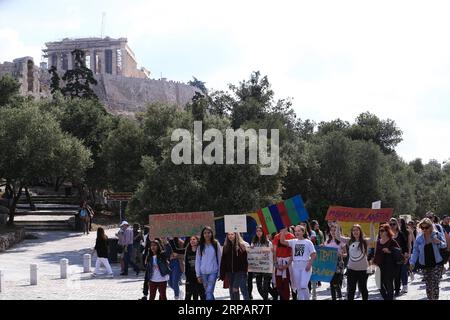 (190517) -- ATHÈNES, 17 mai 2019 -- des étudiants brandissent des pancartes et chantent des slogans lors d'une manifestation de protestation contre le changement climatique à Athènes, Grèce, le 17 mai 2019. Des étudiants grecs ont rejoint un mouvement international de jeunes protestant contre le changement climatique récemment, alors qu'ils marchaient pour la protection de l'environnement dans le centre d'Athènes vendredi. GRÈCE-ATHÈNES-ÉTUDIANTS-DÉMONSTRATION-CHANGEMENT CLIMATIQUE MARIOSXLOLOS PUBLICATIONXNOTXINXCHN Banque D'Images