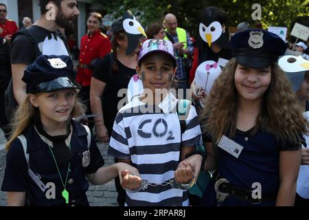 (190517) -- ATHÈNES, le 17 mai 2019 -- des étudiants participent à une manifestation de protestation contre le changement climatique à Athènes, en Grèce, le 17 mai 2019. Des étudiants grecs ont rejoint un mouvement international de jeunes protestant contre le changement climatique récemment, alors qu'ils marchaient pour la protection de l'environnement dans le centre d'Athènes vendredi. GRÈCE-ATHÈNES-ÉTUDIANTS-DÉMONSTRATION-CHANGEMENT CLIMATIQUE MARIOSXLOLOS PUBLICATIONXNOTXINXCHN Banque D'Images
