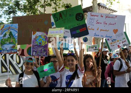 (190517) -- ATHÈNES, 17 mai 2019 -- des étudiants brandissent des pancartes lors d'une manifestation de protestation contre le changement climatique à Athènes, en Grèce, le 17 mai 2019. Des étudiants grecs ont rejoint un mouvement international de jeunes protestant contre le changement climatique récemment, alors qu'ils marchaient pour la protection de l'environnement dans le centre d'Athènes vendredi. GRÈCE-ATHÈNES-ÉTUDIANTS-DÉMONSTRATION-CHANGEMENT CLIMATIQUE MARIOSXLOLOS PUBLICATIONXNOTXINXCHN Banque D'Images