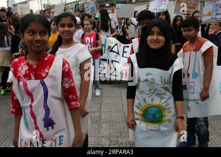 (190517) -- ATHÈNES, le 17 mai 2019 -- des étudiants participent à une manifestation de protestation contre le changement climatique à Athènes, en Grèce, le 17 mai 2019. Des étudiants grecs ont rejoint un mouvement international de jeunes protestant contre le changement climatique récemment, alors qu'ils marchaient pour la protection de l'environnement dans le centre d'Athènes vendredi. GRÈCE-ATHÈNES-ÉTUDIANTS-DÉMONSTRATION-CHANGEMENT CLIMATIQUE MARIOSXLOLOS PUBLICATIONXNOTXINXCHN Banque D'Images