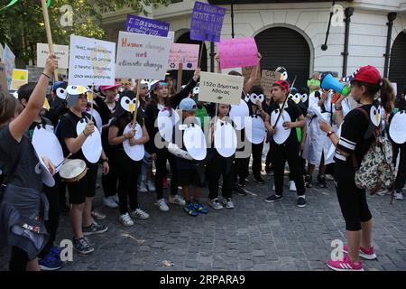 (190517) -- ATHÈNES, 17 mai 2019 -- des étudiants brandissent des pancartes et chantent des slogans lors d'une manifestation de protestation contre le changement climatique à Athènes, Grèce, le 17 mai 2019. Des étudiants grecs ont rejoint un mouvement international de jeunes protestant contre le changement climatique récemment, alors qu'ils marchaient pour la protection de l'environnement dans le centre d'Athènes vendredi. GRÈCE-ATHÈNES-ÉTUDIANTS-DÉMONSTRATION-CHANGEMENT CLIMATIQUE MARIOSXLOLOS PUBLICATIONXNOTXINXCHN Banque D'Images