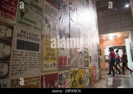 (190518) -- PÉKIN, 18 mai 2019 (Xinhua) -- une photo prise le 17 mai 2019 montre un mur recouvert de slogans de l'époque de l'apartheid au musée de l'apartheid à Johannesburg, en Afrique du Sud. Le musée de l apartheid ouvre une fenêtre sur la lutte passée de l Afrique du Sud contre la domination coloniale, les injustices et la ségrégation raciale tout en mettant en lumière l aube d une ère d indépendance marquée par l intégration raciale et la justice. Le 18 mai marque la Journée internationale des musées. (Xinhua/Chen Cheng) JOURNÉE INTERNATIONALE DES MUSÉES PUBLICATIONxNOTxINxCHN Banque D'Images