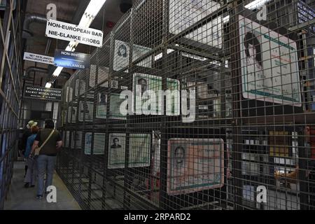 (190518) -- PÉKIN, 18 mai 2019 (Xinhua) -- une photo prise le 17 mai 2019 montre des cartes d'identité de citoyens sud-africains agrandies de différentes couleurs de l'époque de l'apartheid au musée de l'apartheid à Johannesburg, en Afrique du Sud. Le musée de l apartheid ouvre une fenêtre sur la lutte passée de l Afrique du Sud contre la domination coloniale, les injustices et la ségrégation raciale tout en mettant en lumière l aube d une ère d indépendance marquée par l intégration raciale et la justice. Le 18 mai marque la Journée internationale des musées. (Xinhua/Chen Cheng) JOURNÉE INTERNATIONALE DES MUSÉES PUBLICATIONxNOTxINxCHN Banque D'Images