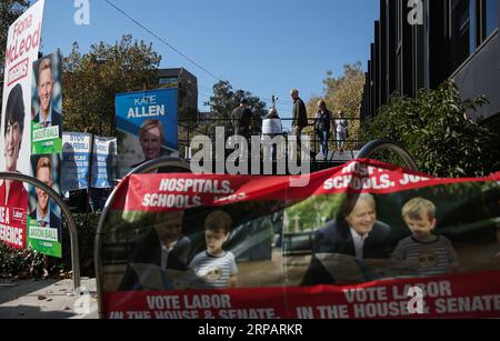 (190518) -- MELBOURNE, 18 mai 2019 (Xinhua) -- des gens sortent d'un bureau de vote à Melbourne, Australie, le 18 mai 2019. L'Australie a tenu des élections générales samedi. (Xinhua/Bai Xuefei) AUSTRALIE-ELECTIONS GÉNÉRALES PUBLICATIONxNOTxINxCHN Banque D'Images