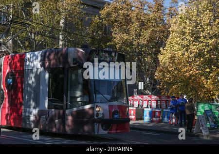 (190518) -- MELBOURNE, 18 mai 2019 (Xinhua) -- un autobus électrique passe devant un bureau de vote à Melbourne, Australie, le 18 mai 2019. L'Australie a tenu des élections générales samedi. (Xinhua/Bai Xuefei) AUSTRALIE-ELECTIONS GÉNÉRALES PUBLICATIONxNOTxINxCHN Banque D'Images