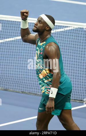 New York, Etats Unis. 30 août 2023. Frances Tiafoe des États-Unis célèbre sa victoire lors de la 3e journée des Championnats de tennis US Open 2023, tournoi de tennis du Grand Chelem le 30 août 2023 au USTA Billie Jean King National tennis Center à New York, États-Unis - photo Jean Catuffe/DPPI crédit : DPPI Media/Alamy Live News Banque D'Images