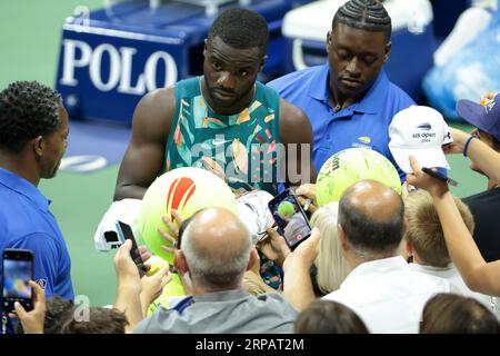 New York, Etats Unis. 30 août 2023. Frances Tiafoe des États-Unis signe des autographes après sa victoire lors de la 3e journée de l'US Open de tennis Championships 2023, tournoi de tennis du Grand Chelem le 30 août 2023 au USTA Billie Jean King National tennis Center à New York, États-Unis - photo Jean Catuffe/DPPI crédit : DPPI Media/Alamy Live News Banque D'Images